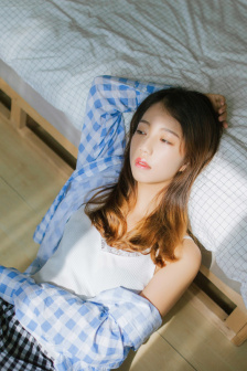 女主趴跪着掀裙打屁股的视频